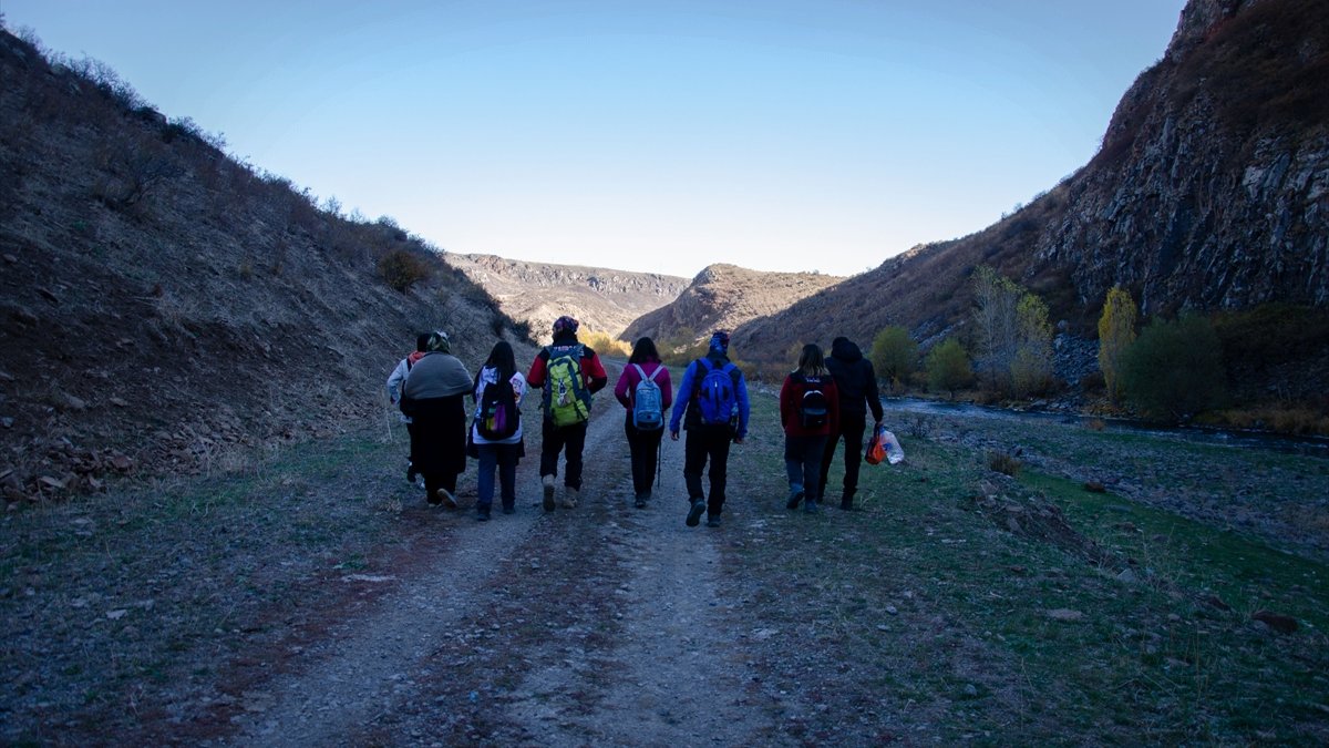Kars'taki Akyaka Kanyonu'nda dağcılar yürüyüş yaptı