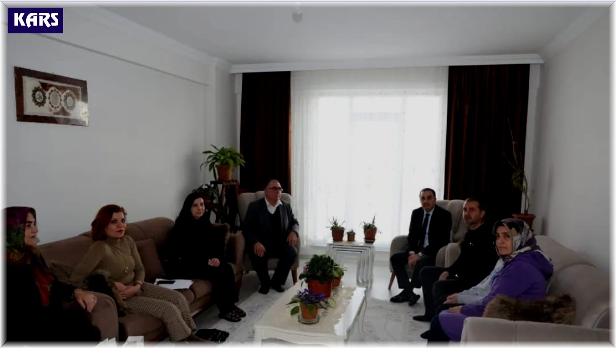 Kars Valisi Öksüz'den depremzedelere ziyaret