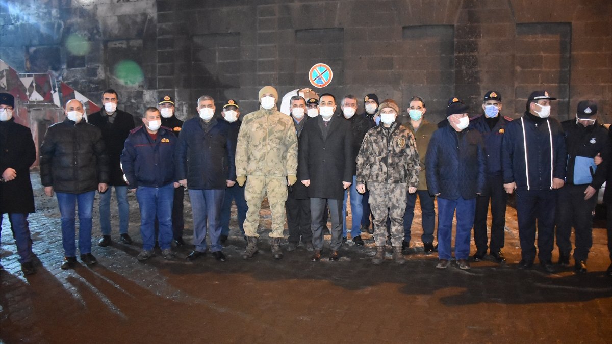 Kars Valisi Öksüz, yeni yıla görev başındaki güvenlik güçleri ve sağlık çalışanlarıyla girdi