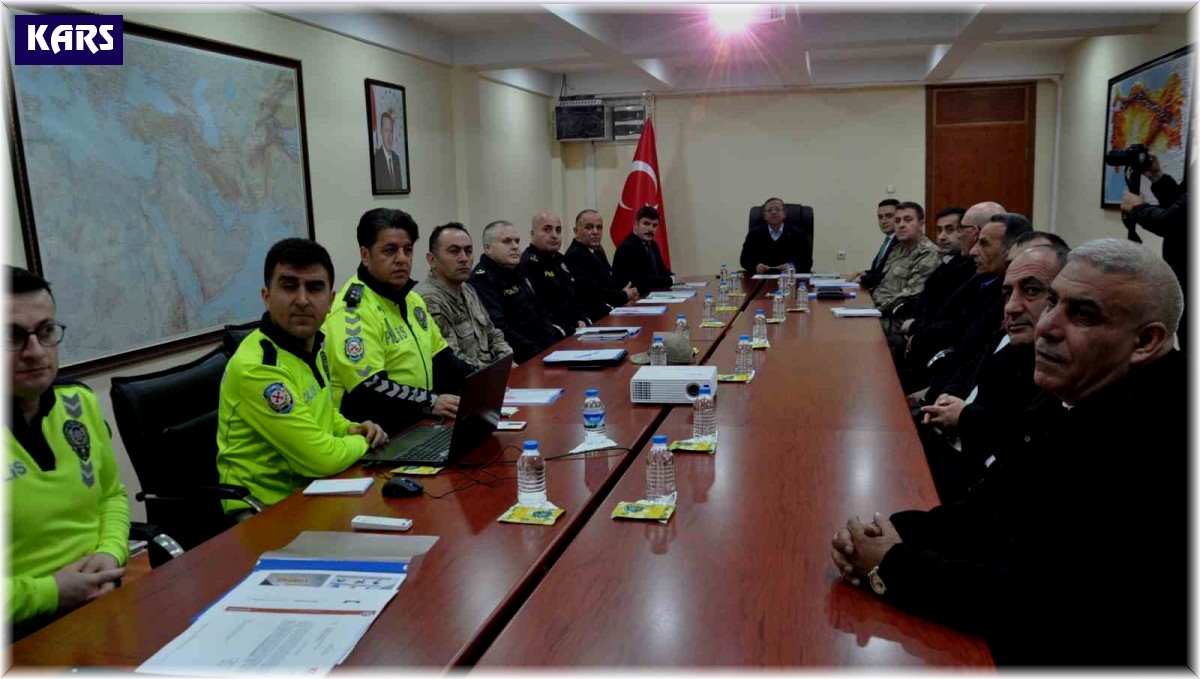 Kars Valisi Polat, toplu taşıma firma yetkilileriyle buluştu