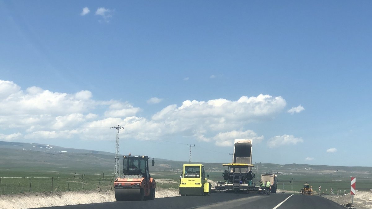 Kars ve Çıldır Gürcistan'a sıcak asfalt yollarla bağlanıyor