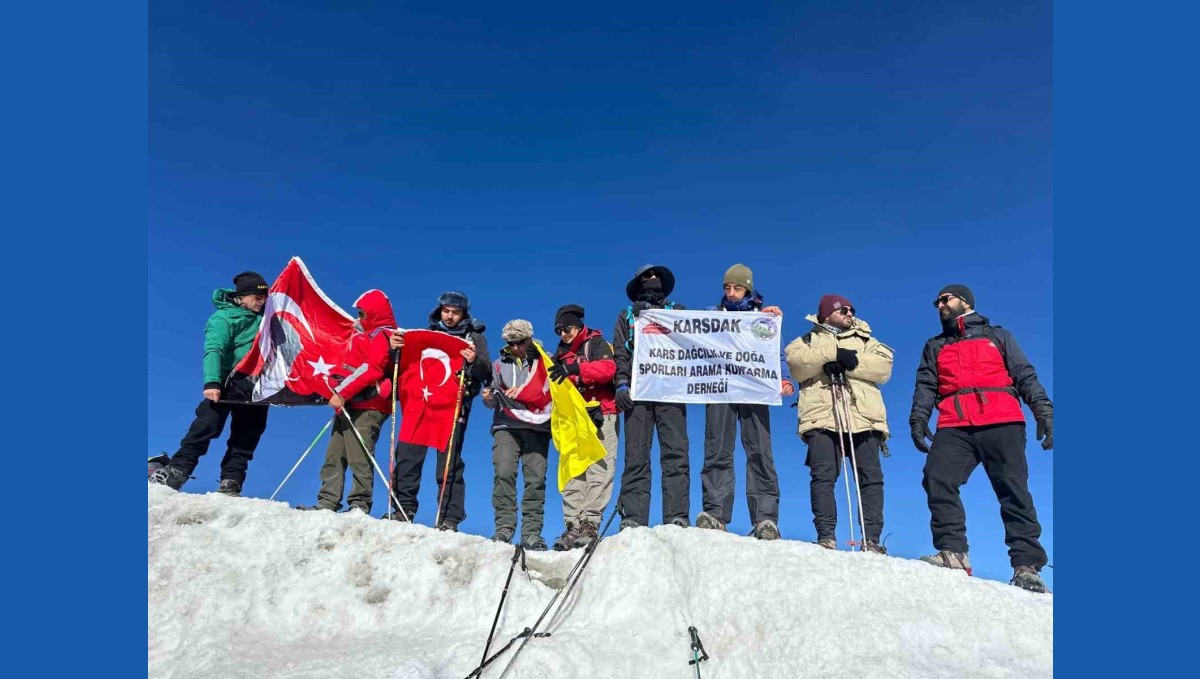 Kars ve Datça'dan Gelen 12 Sporcu Ağrı Dağı'nın Zirvesine Ulaştı