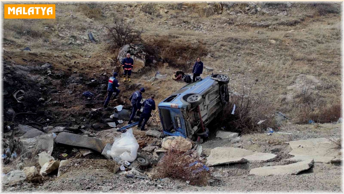 Karşı şeride geçen araç şarampole yuvarlandı: 4 yaralı