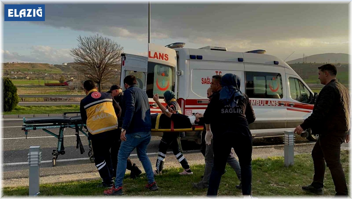 Karşı şeride geçen hafif ticari araç, otomobille çarpıştı: 3 yaralı