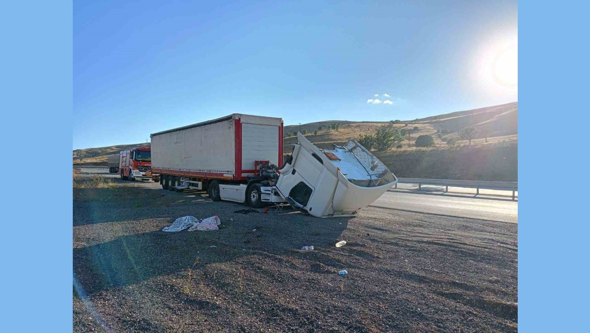 Karşı şeride geçen tır, devrilerek ikiye ayrıldı