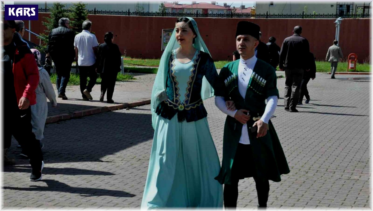Karslı çift, Kafkas kıyafetiyle oy kullanmaya geldi