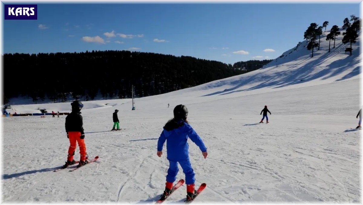 Karslı çocuklar kayak kaymayı öğrendi