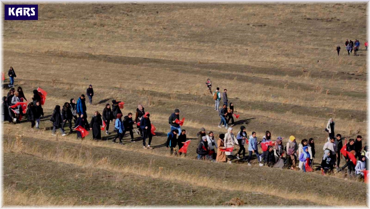 Karslı dağcılar Cumhuriyet'in 100. yılını 2 bin 254 rakımda kutladı