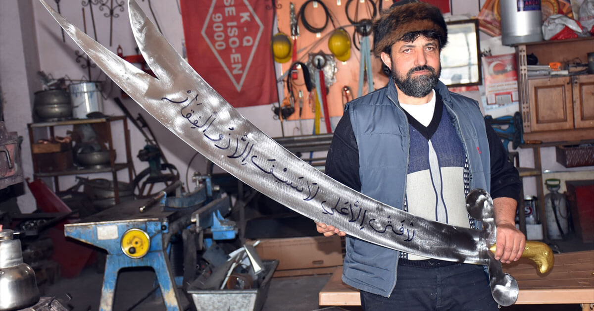 Karslı demir ustası Latif Baytar'ın yaptığı dev Zülfikar görenleri şaşırtıyor