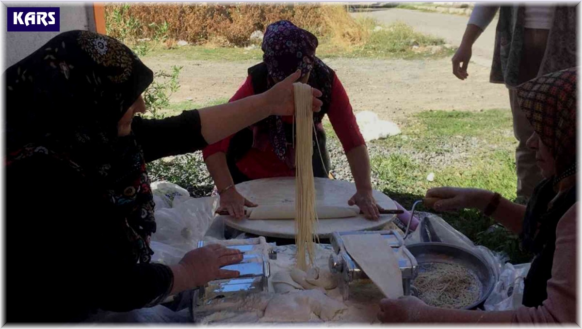 Karslı kadınlar imece usulü erişte kesiyor