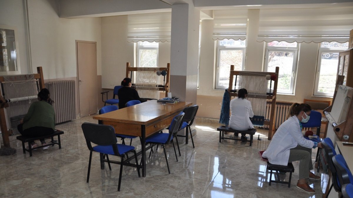 Karslı kadınlar Japonlar'a ilmik ilmik halı dokuyor