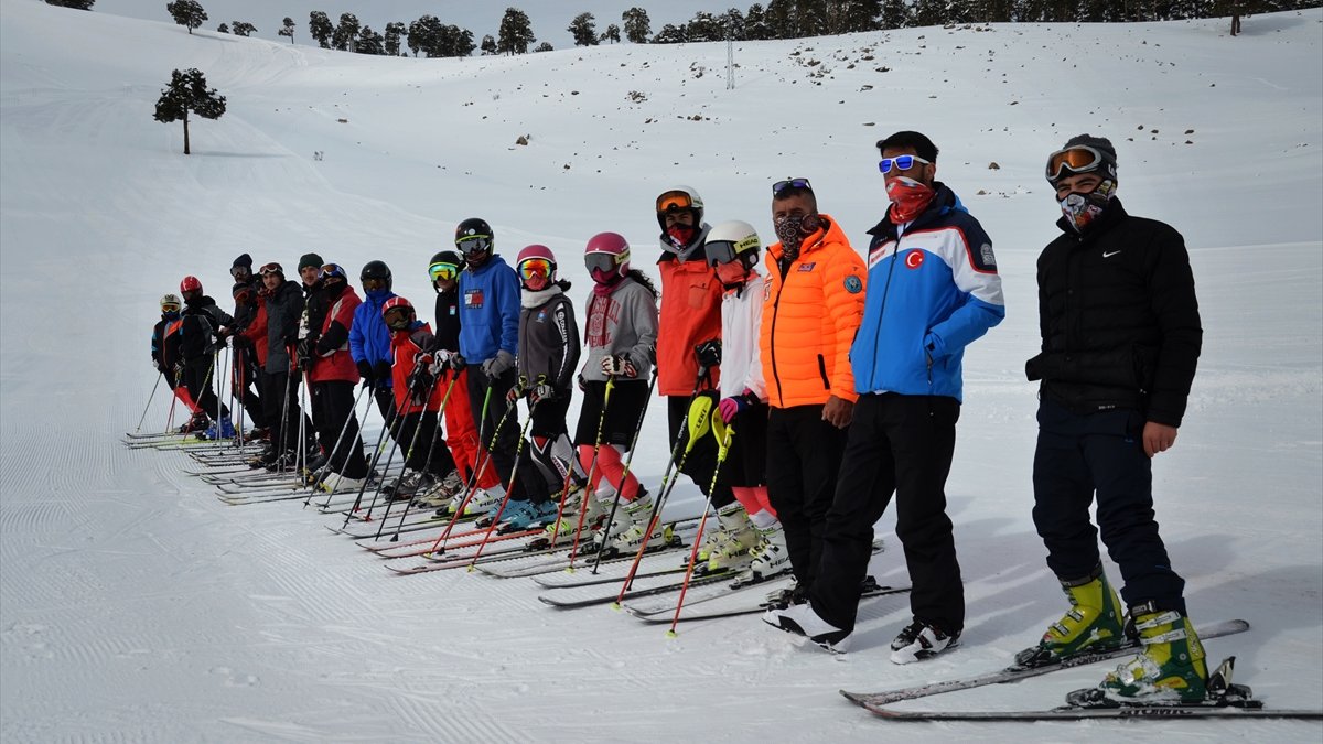Karslı kayakçılar, Türkiye Alp Disiplini A Grubu müsabakalarına hazırlanıyor