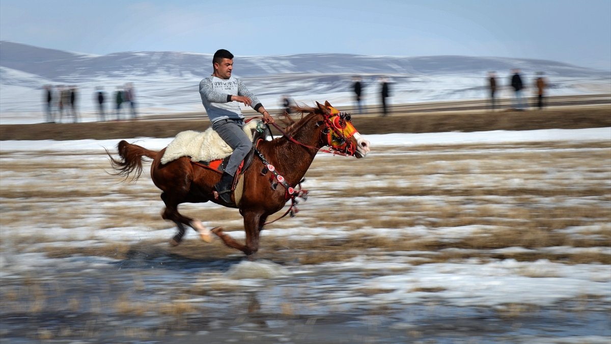 Karslı köylüler dostluk maçlarında "cirit" atıyor