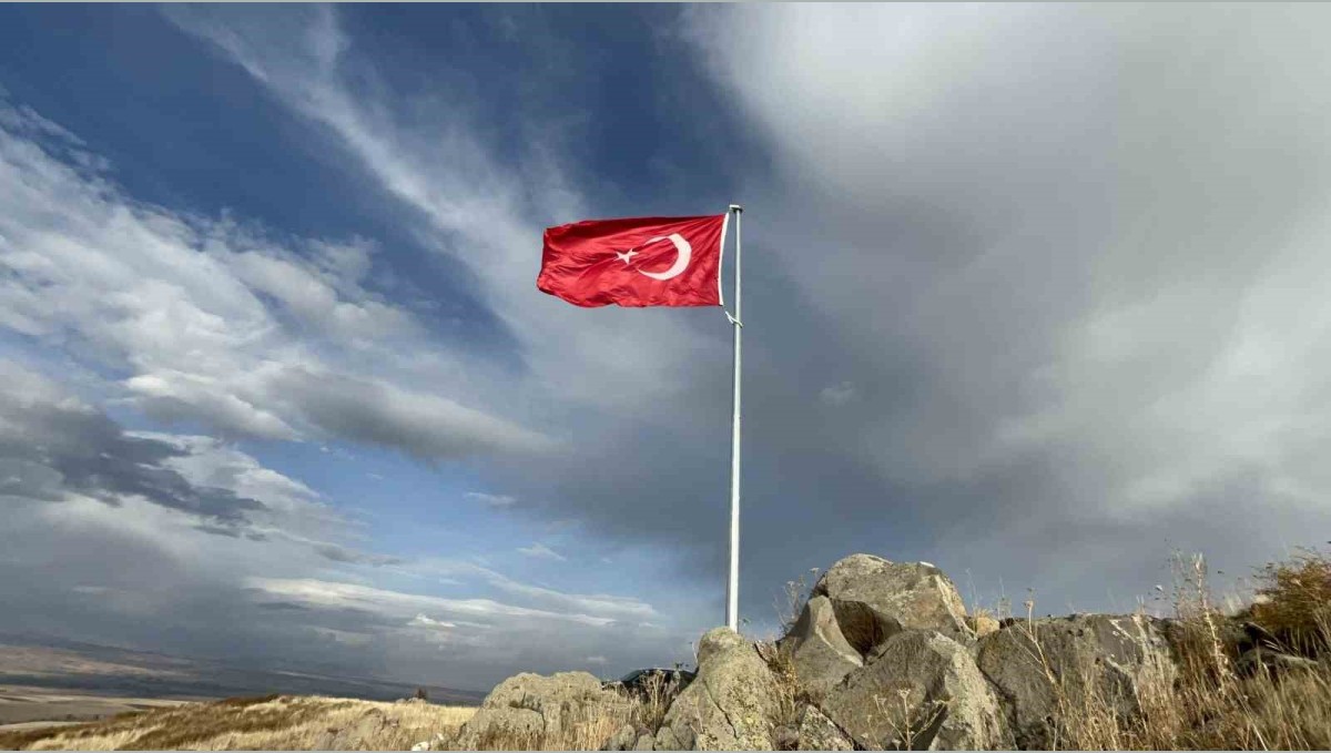 Karslı köylülerin 20 yıllık hayali: Ermenistan sınırına Türk bayrağı diktiler