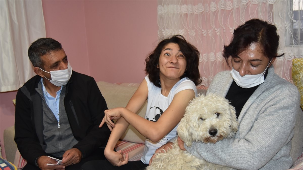 Karslı serebral palsi hastası Selin Aksoy, Atatürk sevgisini yazdığı şiirle anlattı