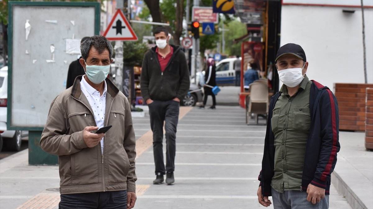 Karslı vatandaşlar maskesiz dışarı çıkmıyor