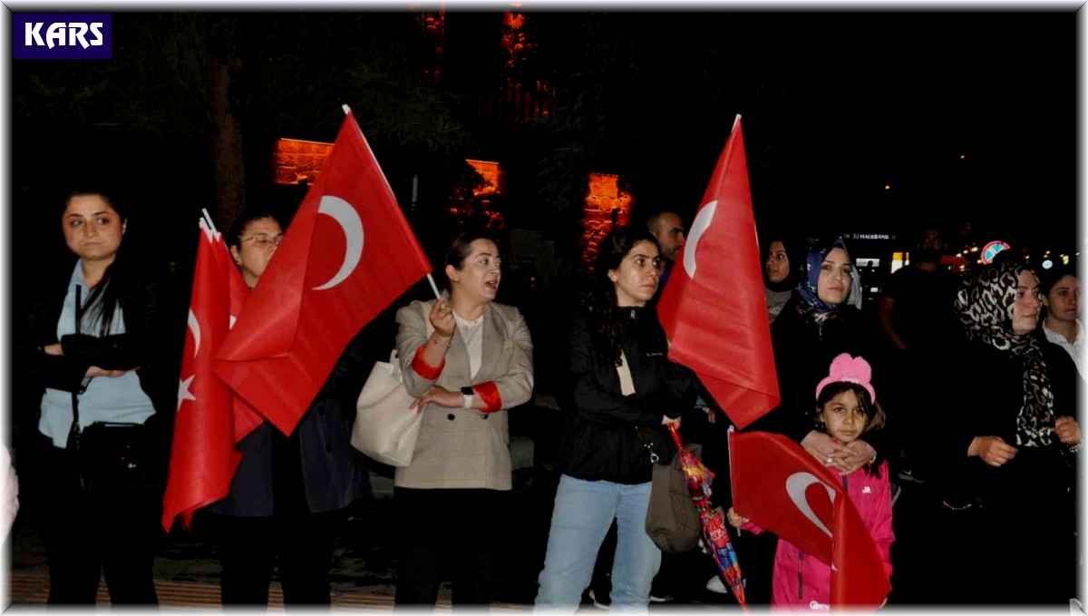 Karslılar 15 Temmuz'un 8. yıl dönümünde meydanları doldurdu
