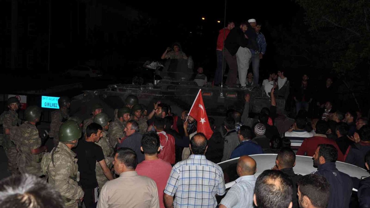 Karslılar Erdoğan'a destek için demokrasi nöbeti tutacak