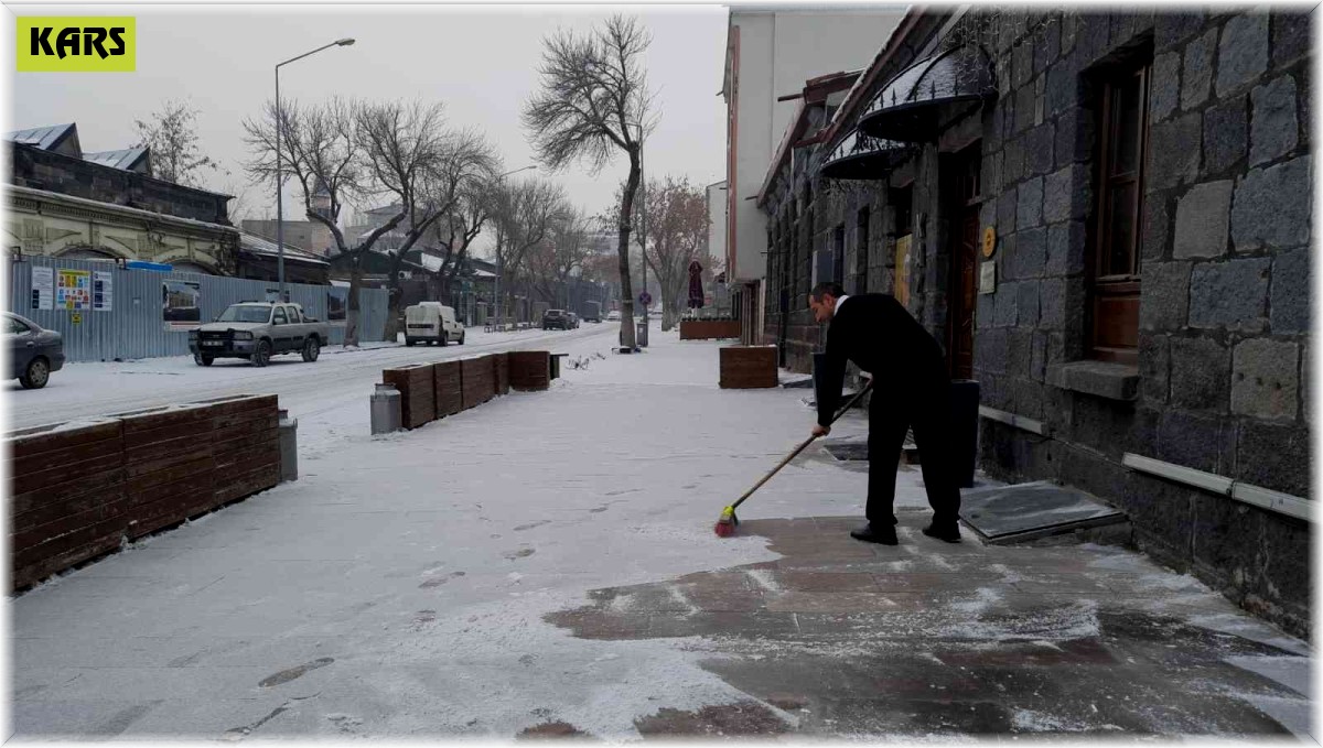Karslılar güne kar yağışıyla başladı