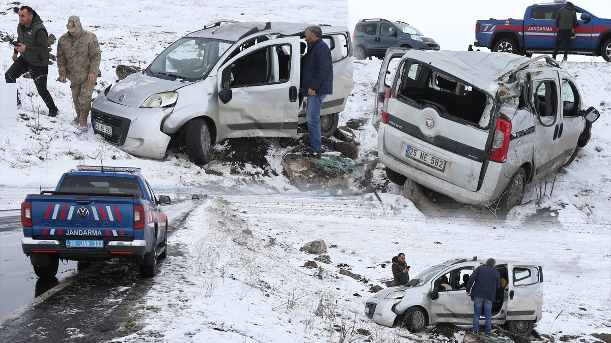 Kars’ta araç şarampole devrildi, baba ile oğlu yaralandı