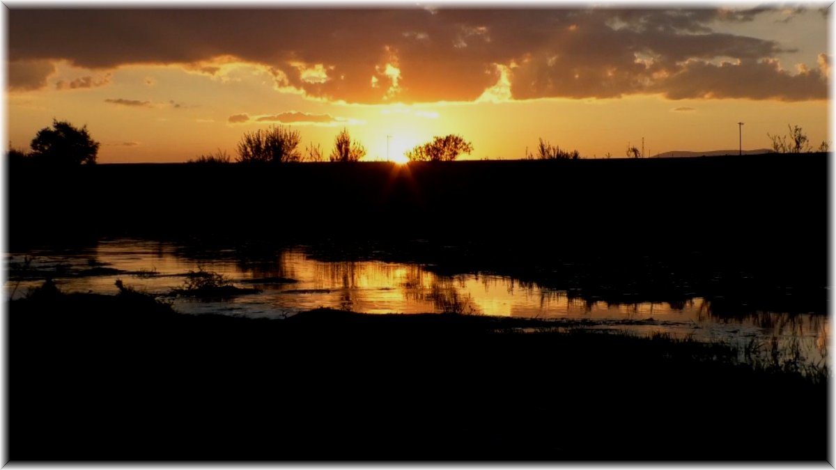 Kars’ta gün batımında gökyüzü kızıla büründü