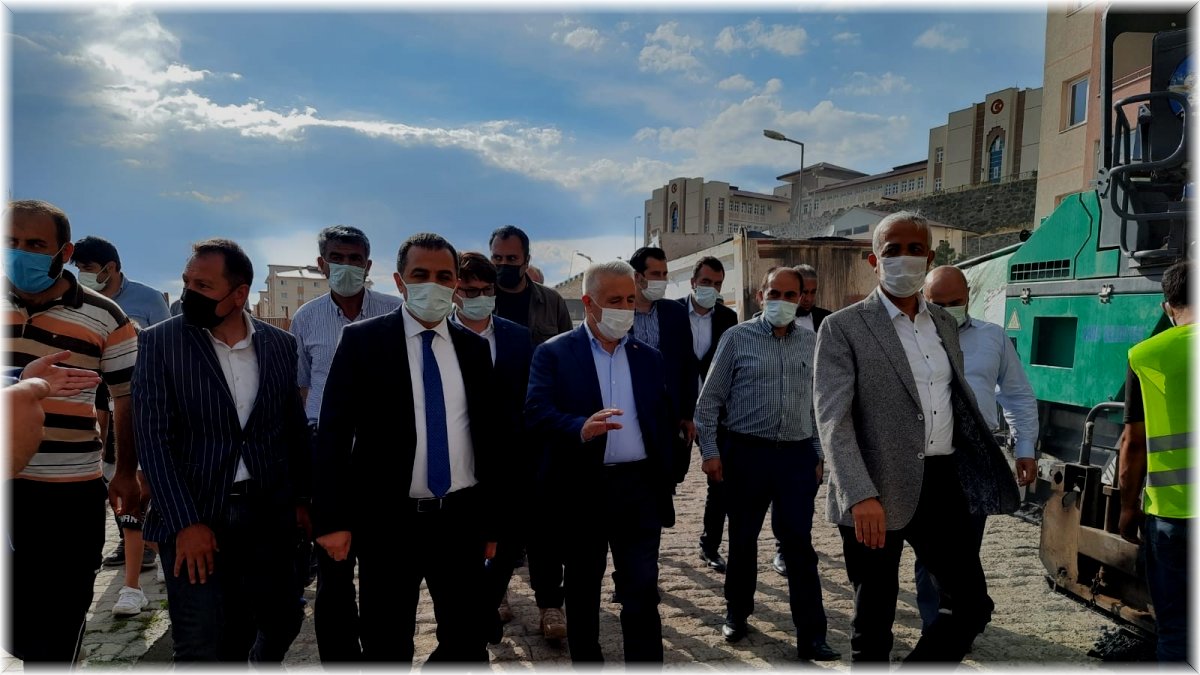 Kars’ta yol ve alt yapı çalışmaları hızla devam ediyor