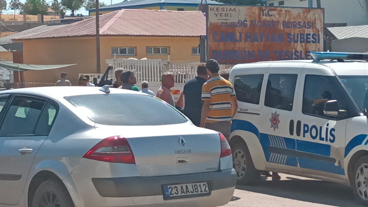 Kasaplar bıçakla üzerine yürüdükleri gazetecileri darp etti