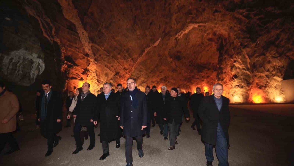 Kasapoğlu'ndan Tuzluca Tuz Mağaraları'na övgü: "Mutlaka gidin görün"