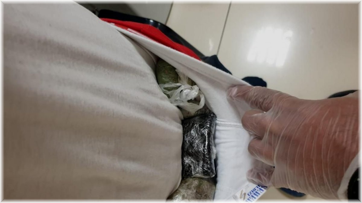 Kasık bölgesine ve ayakkabı tabanına yerleştirdiği uyuşturucuyla uçağa binmek isterken yakalandı