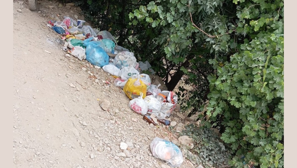 Kato Dağı'ndaki Kaval Şelalesi'nde çöp tepkisi