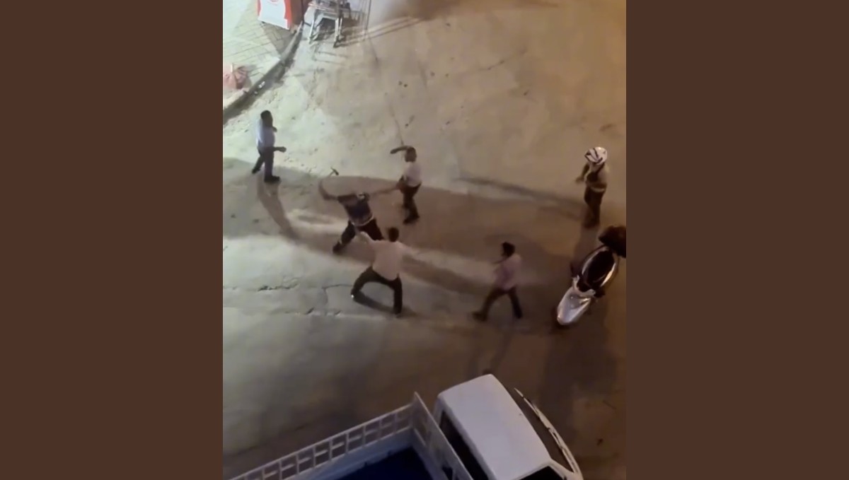 Kavga ettiği şahsa nacak ile saldırdı: O anlar kamerada