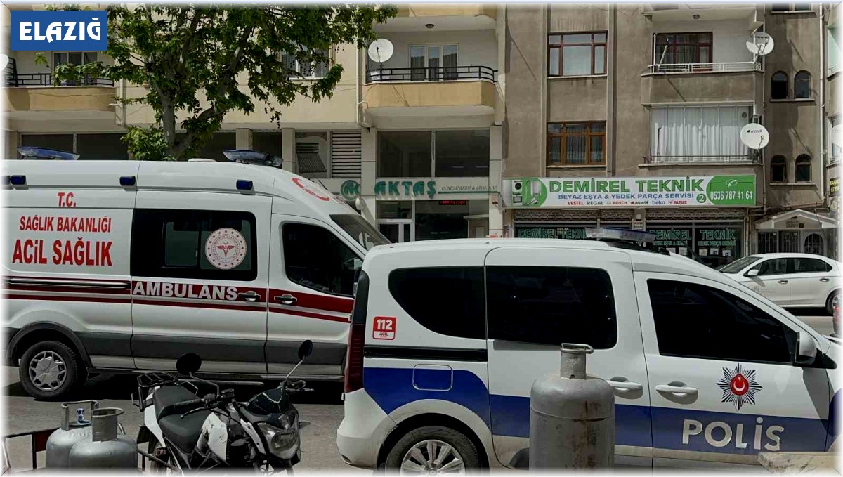 Kavgayı ayırmaya çalışan yaşlı adam, yüzünden bıçaklandı