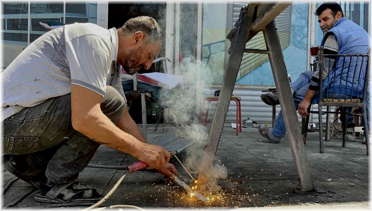 Kavurucu sıcaklarda demir doğrayarak mesleğini sürdürüyor