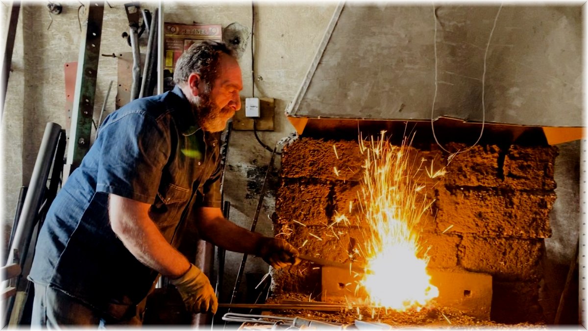 Kavurucu sıcaklarda ocak başında demir döverek asırlık mesleği sürdürüyor