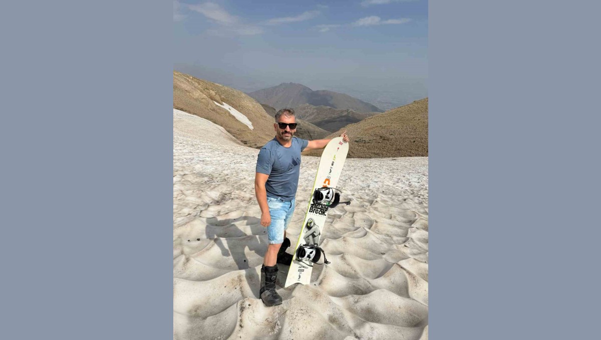 Kavurucu sıcakların yaşandığı Ağustos ayında karda kayak keyfi yaşadılar