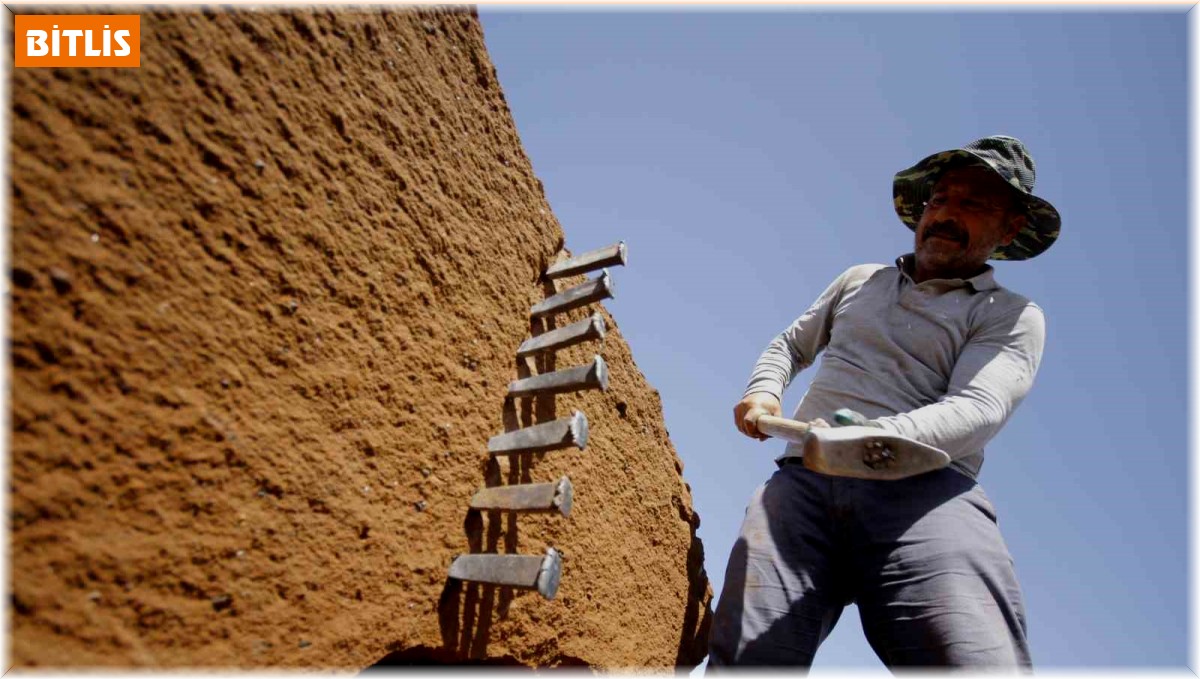Kavurucu sıcakta ekmeklerini taştan çıkarıyorlar