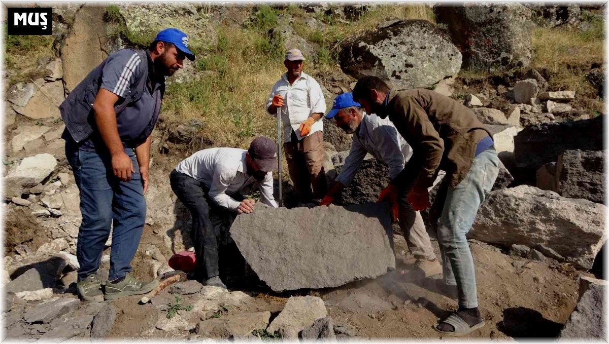 Kavurucu sıcakta ekmeklerini taştan çıkarıyorlar