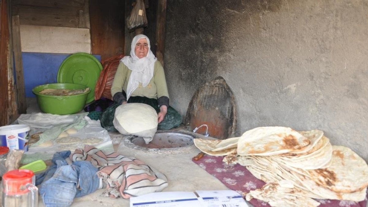 Kavurucu sıcakta tandır ekmeği mesaisi