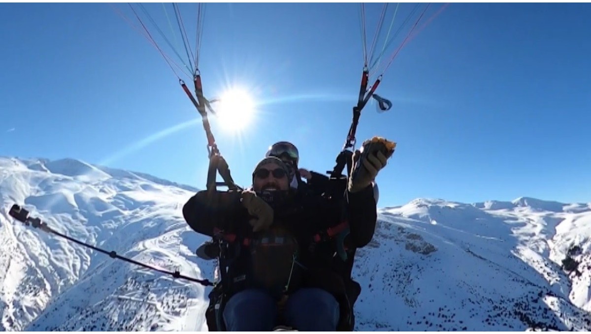 Kayak merkezi semalarında paraşütte waffle yaptılar