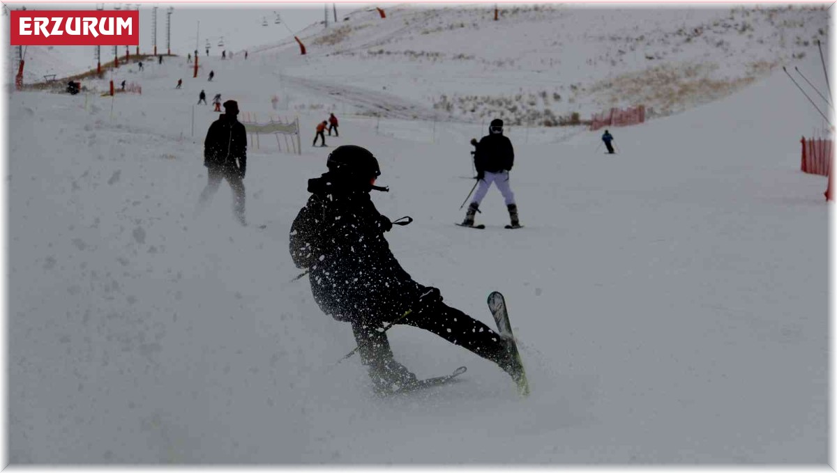 Kayak sezonu başladı, kayakseverler Palandöken'e akın etti