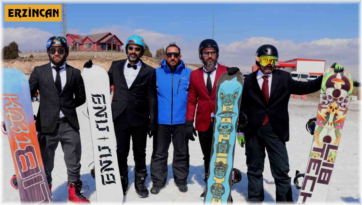 Kayak sezonunu takım elbiseyle snowboard yaparak uğurladılar