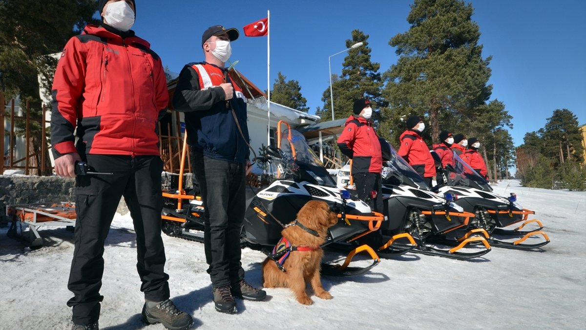 Kayak tatilindeki turistlerin kar motorlu kahramanı: JAK