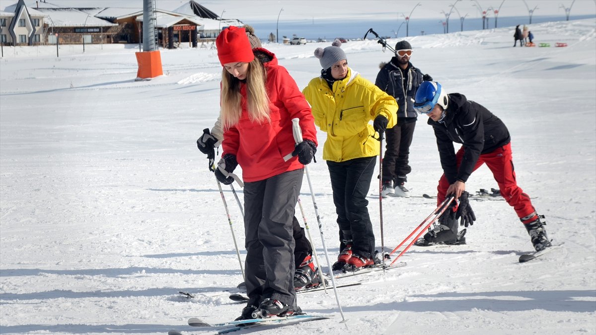 Kayak tutkunları Cıbıltepe Kayak Merkezi'ne akın etti