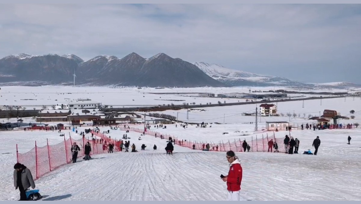 Kayak tutkunları son günlerin tadını çıkarıyor