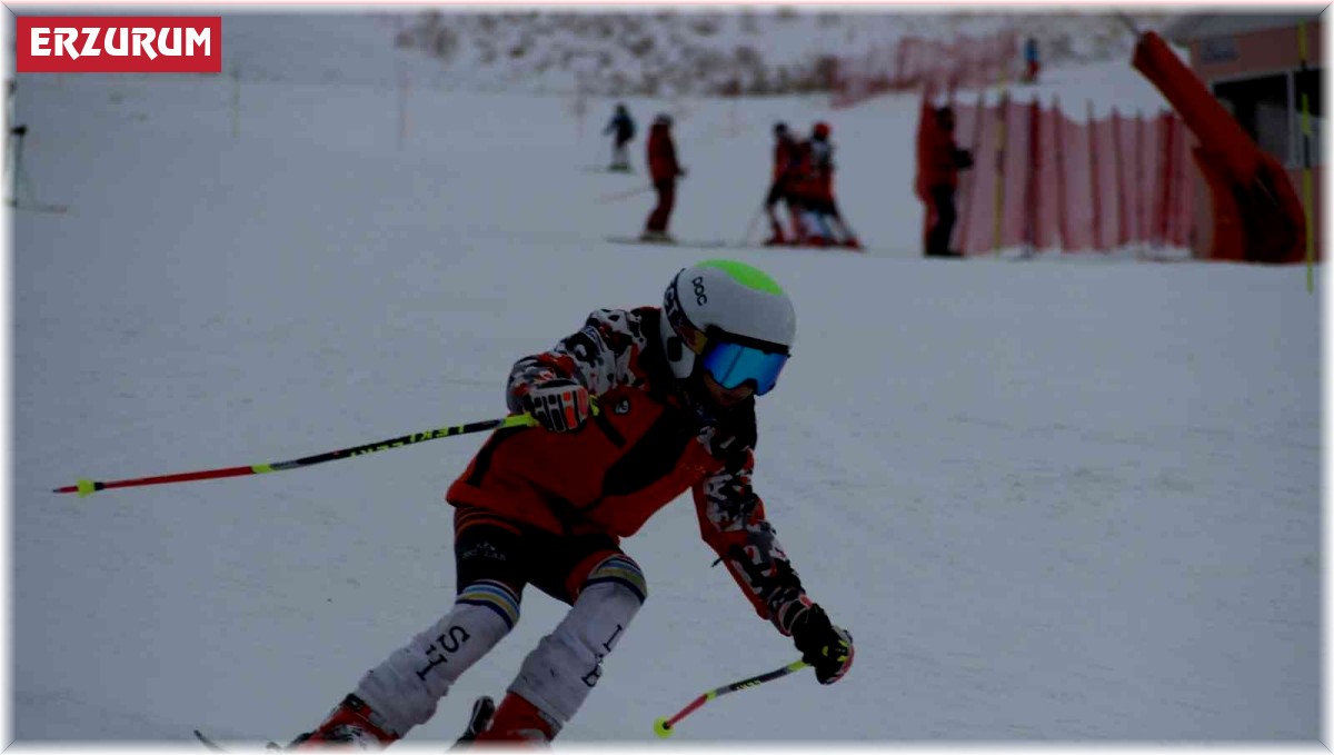 Kayakseverler Türkiye'nin en erken açılan kayak pistine akın etti