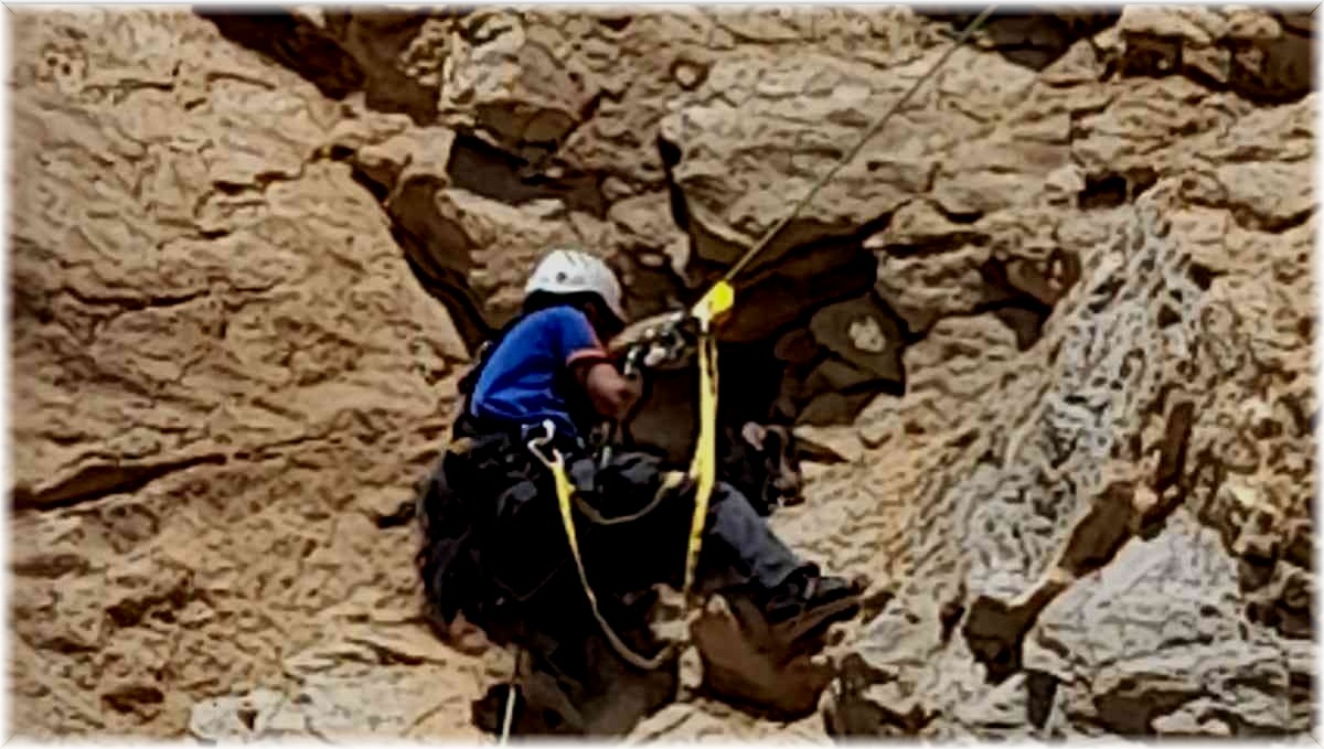 Kayalıklarda mahsur kalan keçi 4 gün sonra kurtarıldı