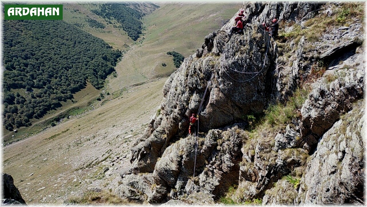 Kayalıklarda mahsur kalan keçileri JAK ve AFAD ekipleri kurtardı