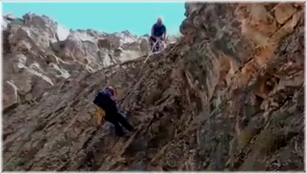 Kayalıklarda mahsur kalan koyunlar kurtarıldı
