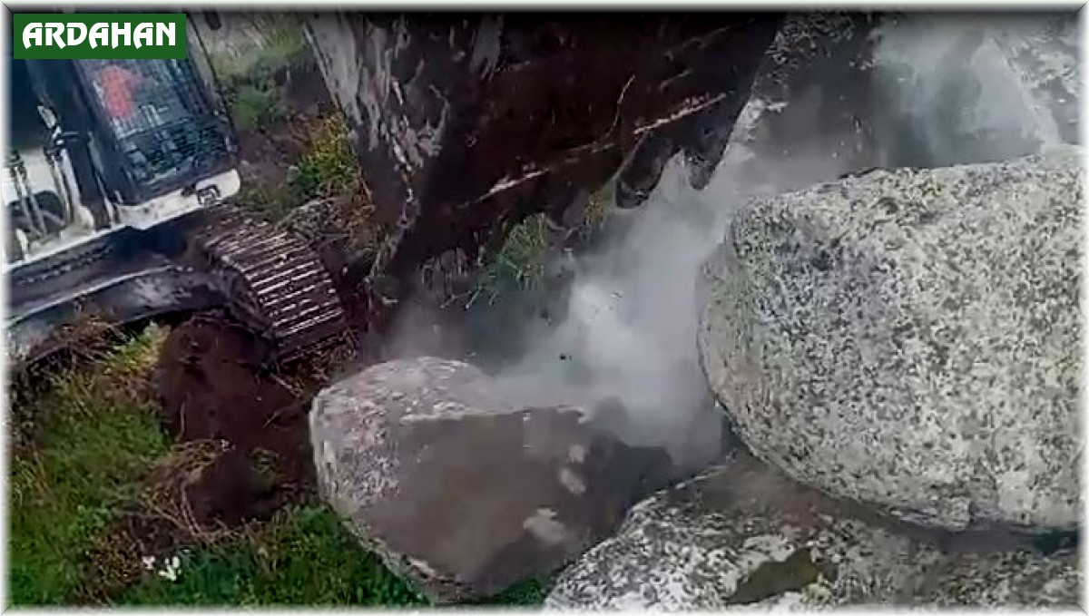 Kayalıklarda sıkışan çoban köpeğini kurtarmak için seferber oldular