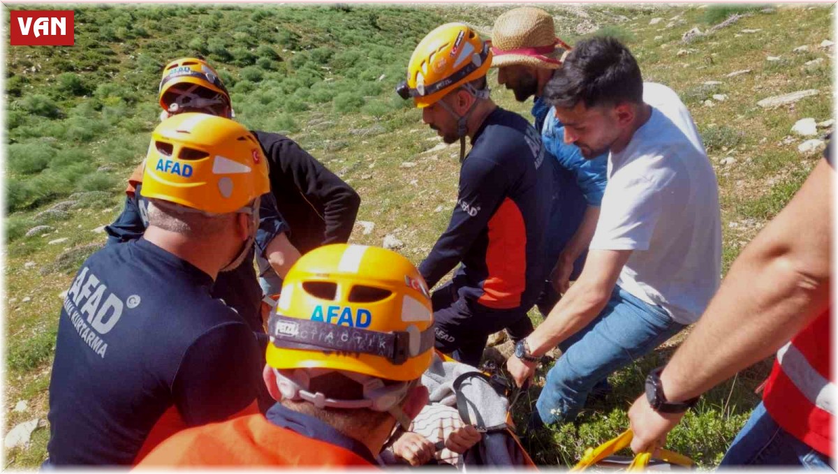 Kayalıklardan düşerek mahsur kalan 2 kişi kurtarıldı